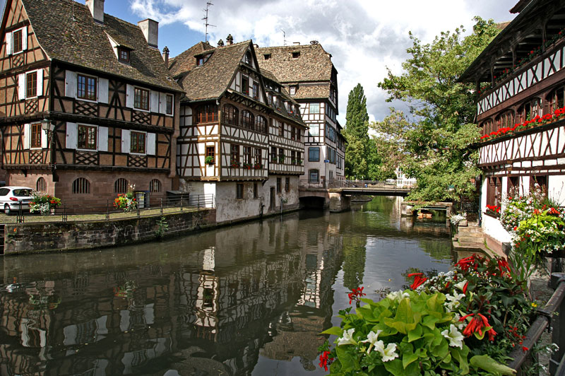 Panorama du centre historique de Strasbourg avec ses maisons traditionnelles et ses monuments emblématiques.